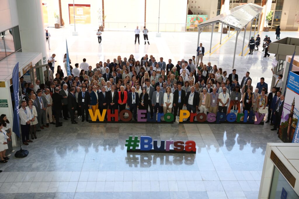 Group of people at WHO Healthy Cities Conference